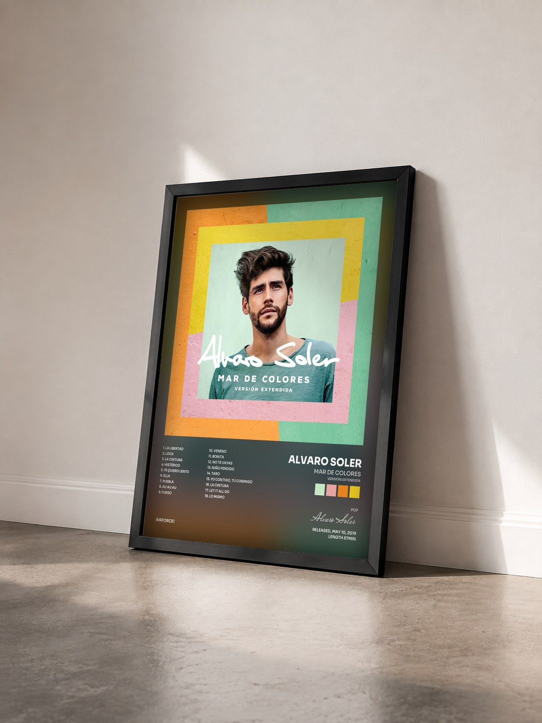 #noir Tableau de l'album Mar De Colores (Versión Extendida) de Alvaro Soler vu de trois quarts, cadre noir