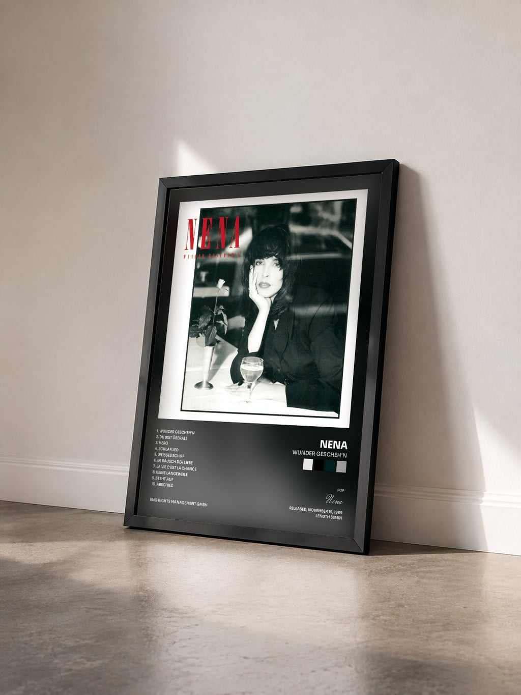#noir Tableau de l'album Wunder gescheh'n de Nena vu de trois quarts, cadre noir