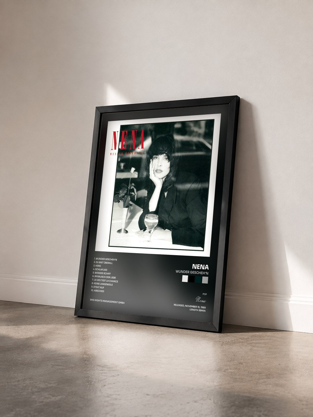 #noir Tableau de l'album Wunder gescheh'n de Nena vu de trois quarts, cadre noir