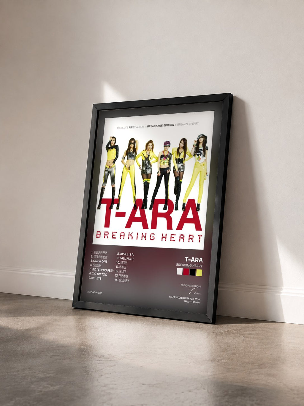 #noir Tableau de l'album Breaking Heart de T-ara vu de trois quarts, cadre noir
