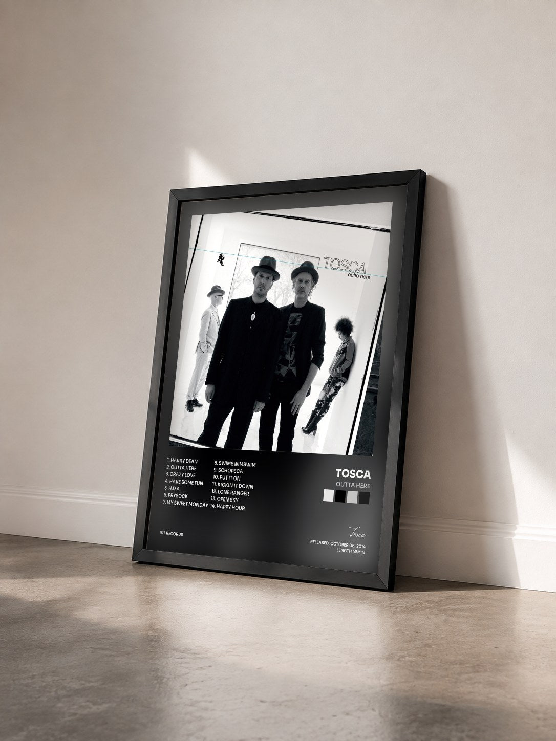 #noir Tableau de l'album Outta Here de Tosca vu de trois quarts, cadre noir
