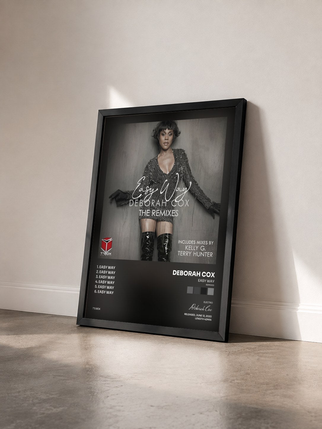 #noir Tableau de l'album Easy Way (Remixes) de Deborah Cox vu de trois quarts, cadre noir