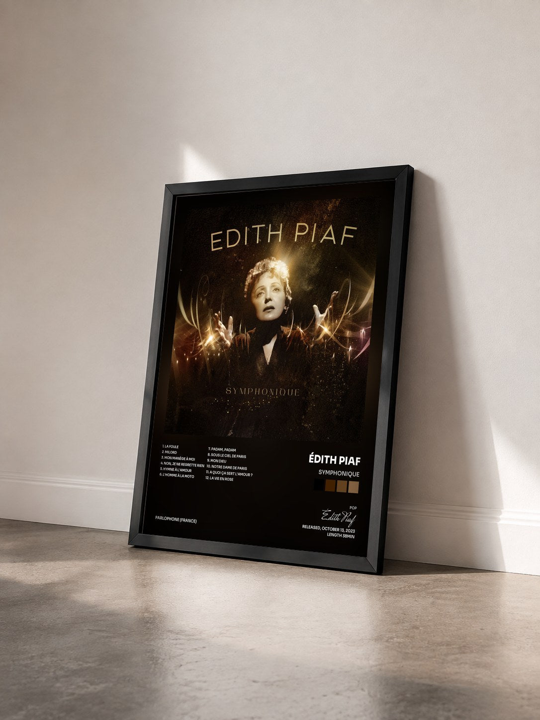 #noir Tableau de l'album Symphonique de Édith Piaf vu de trois quarts, cadre noir