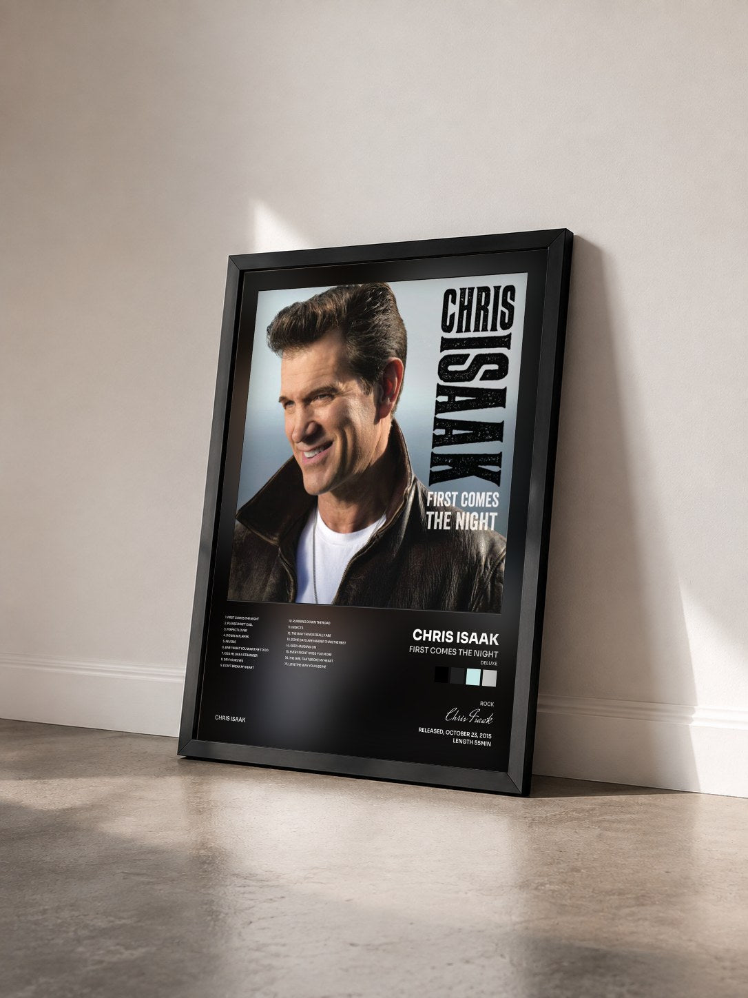 #noir Tableau de l'album First Comes The Night (Deluxe) de Chris Isaak vu de trois quarts, cadre noir