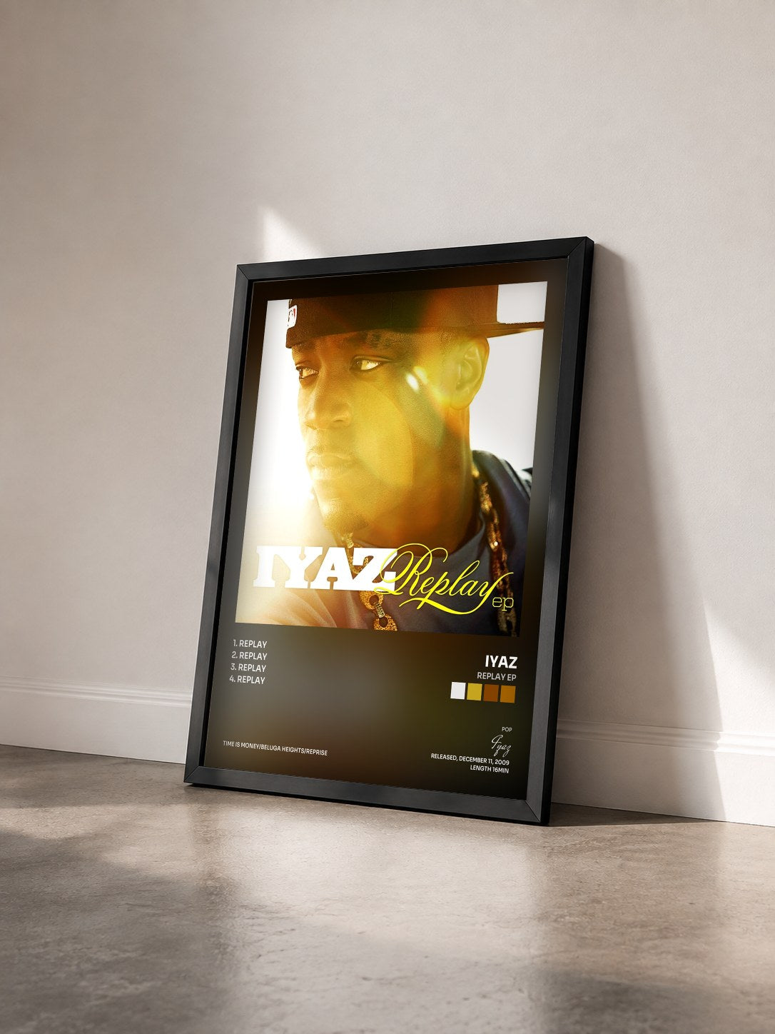 #noir Tableau de l'album Replay EP de Iyaz vu de trois quarts, cadre noir