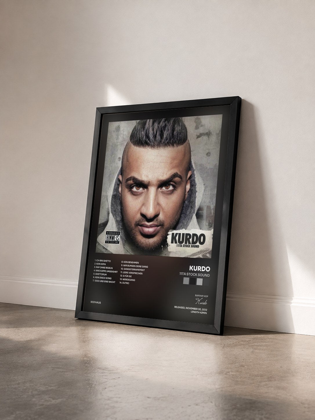 #noir Tableau de l'album 11Ta Stock Sound de Kurdo vu de trois quarts, cadre noir