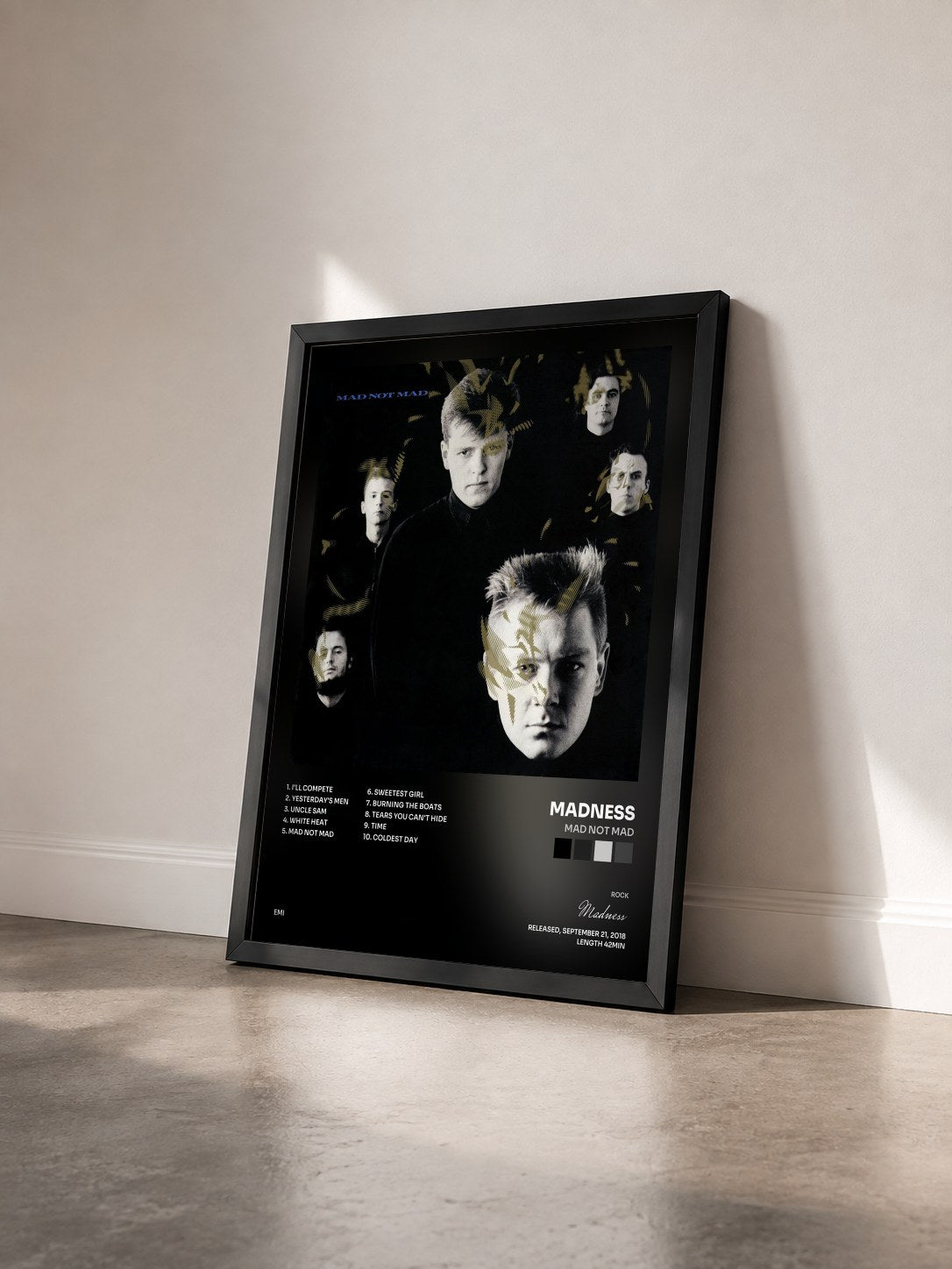 #noir Tableau de l'album Mad Not Mad de Madness vu de trois quarts, cadre noir