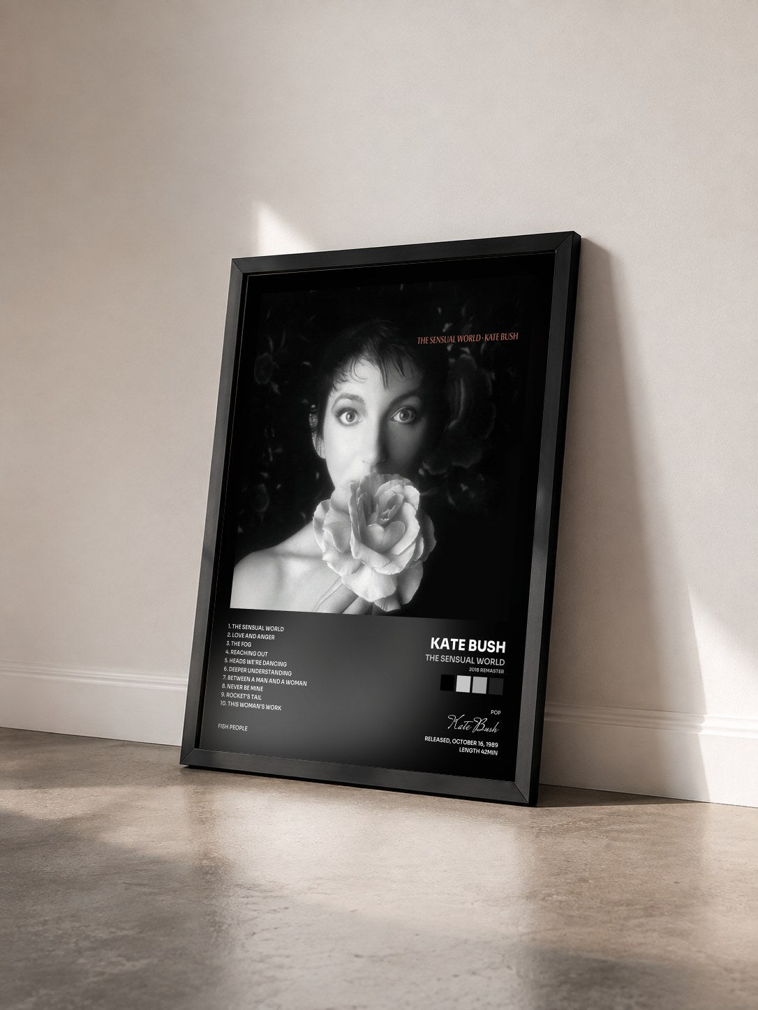 #noir Tableau de l'album The Sensual World (2018 Remaster) de Kate Bush vu de trois quarts, cadre noir
