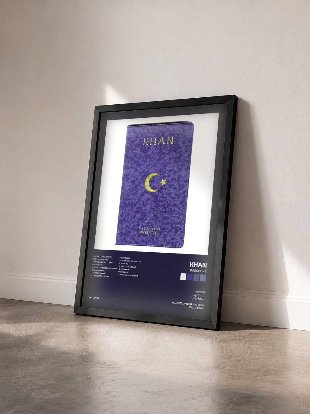 #noir Tableau de l'album Passport de Khan vu de trois quarts, cadre noir