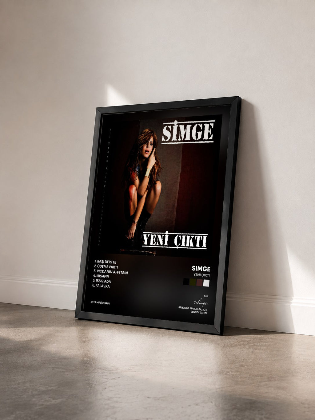 #noir Tableau de l'album Yeni Çıktı de Simge vu de trois quarts, cadre noir