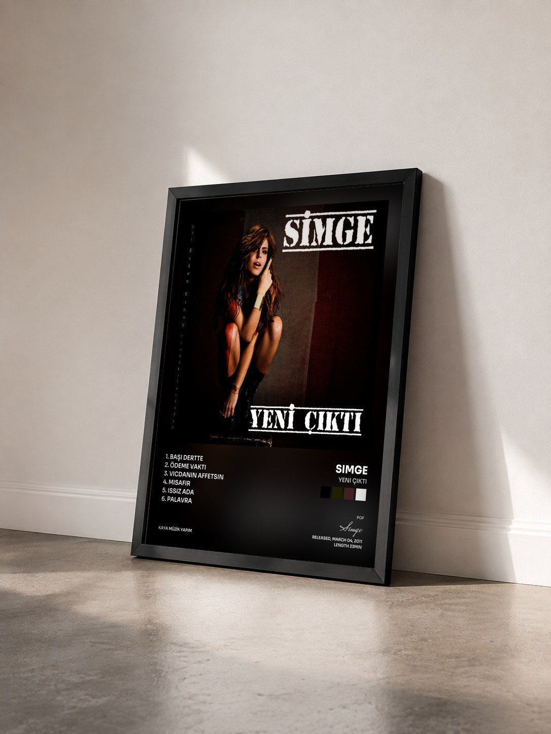 #noir Tableau de l'album Yeni Çıktı de Simge vu de trois quarts, cadre noir