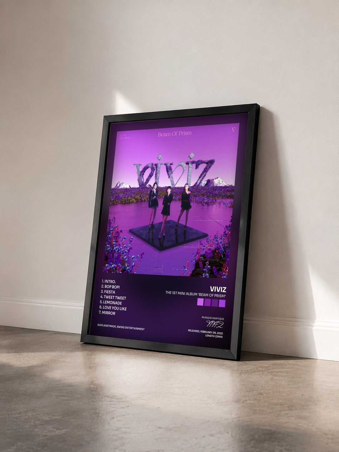 #noir Tableau de l'album The 1st Mini Album 'Beam Of Prism' de VIVIZ vu de trois quarts, cadre noir