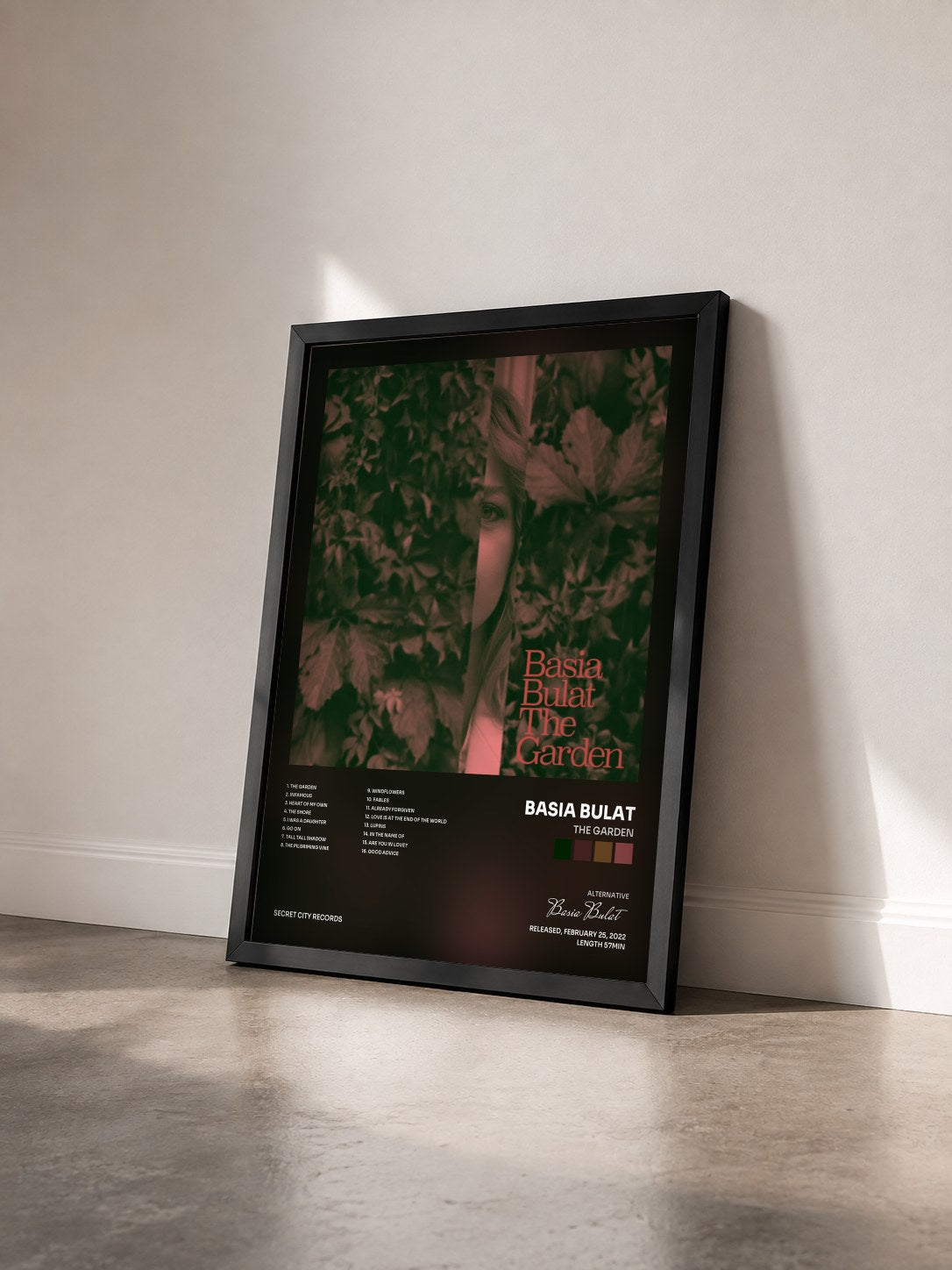#noir Tableau de l'album The Garden de Basia Bulat vu de trois quarts, cadre noir