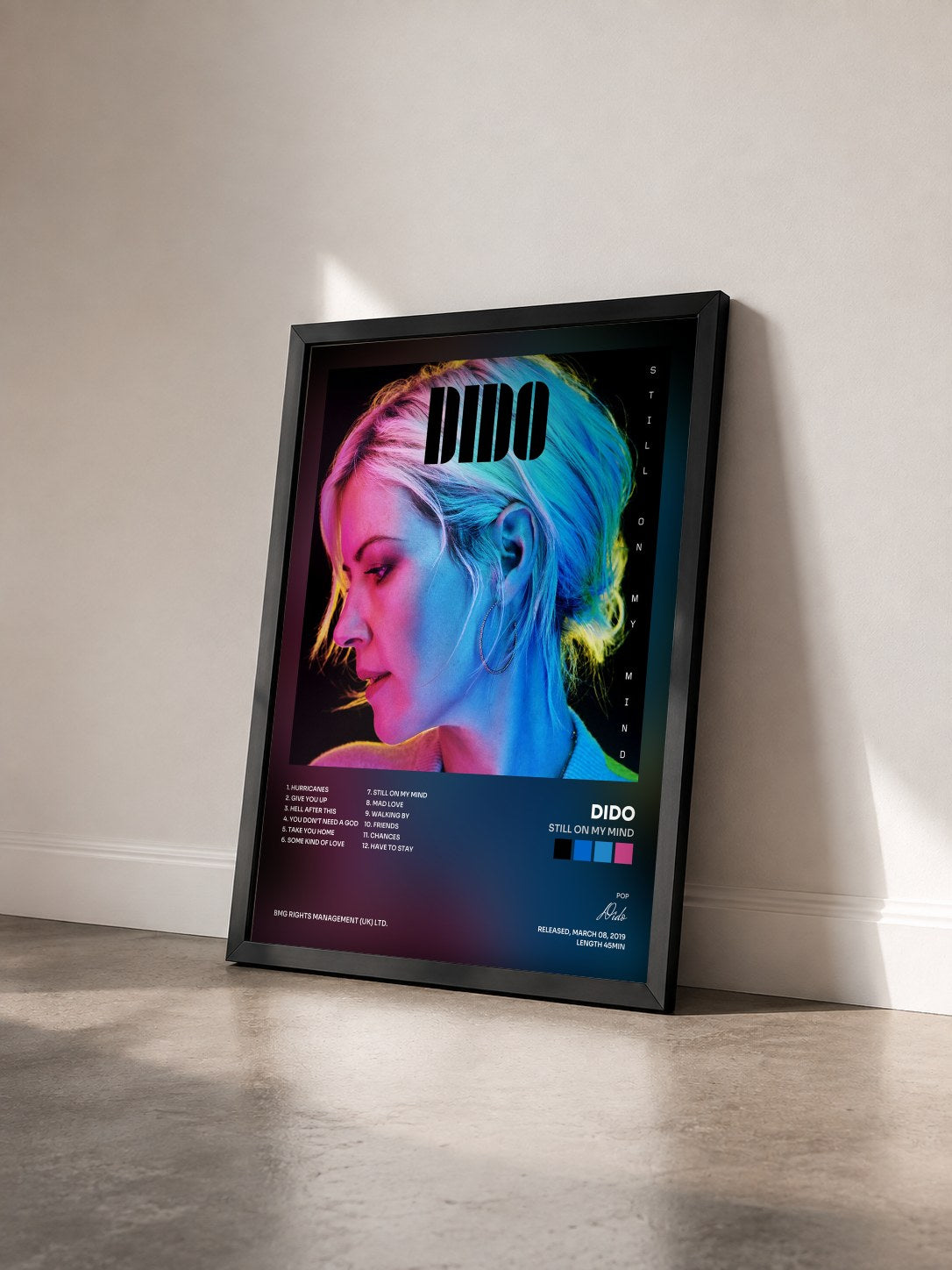 #noir Tableau de l'album Still on My Mind de Dido vu de trois quarts, cadre noir