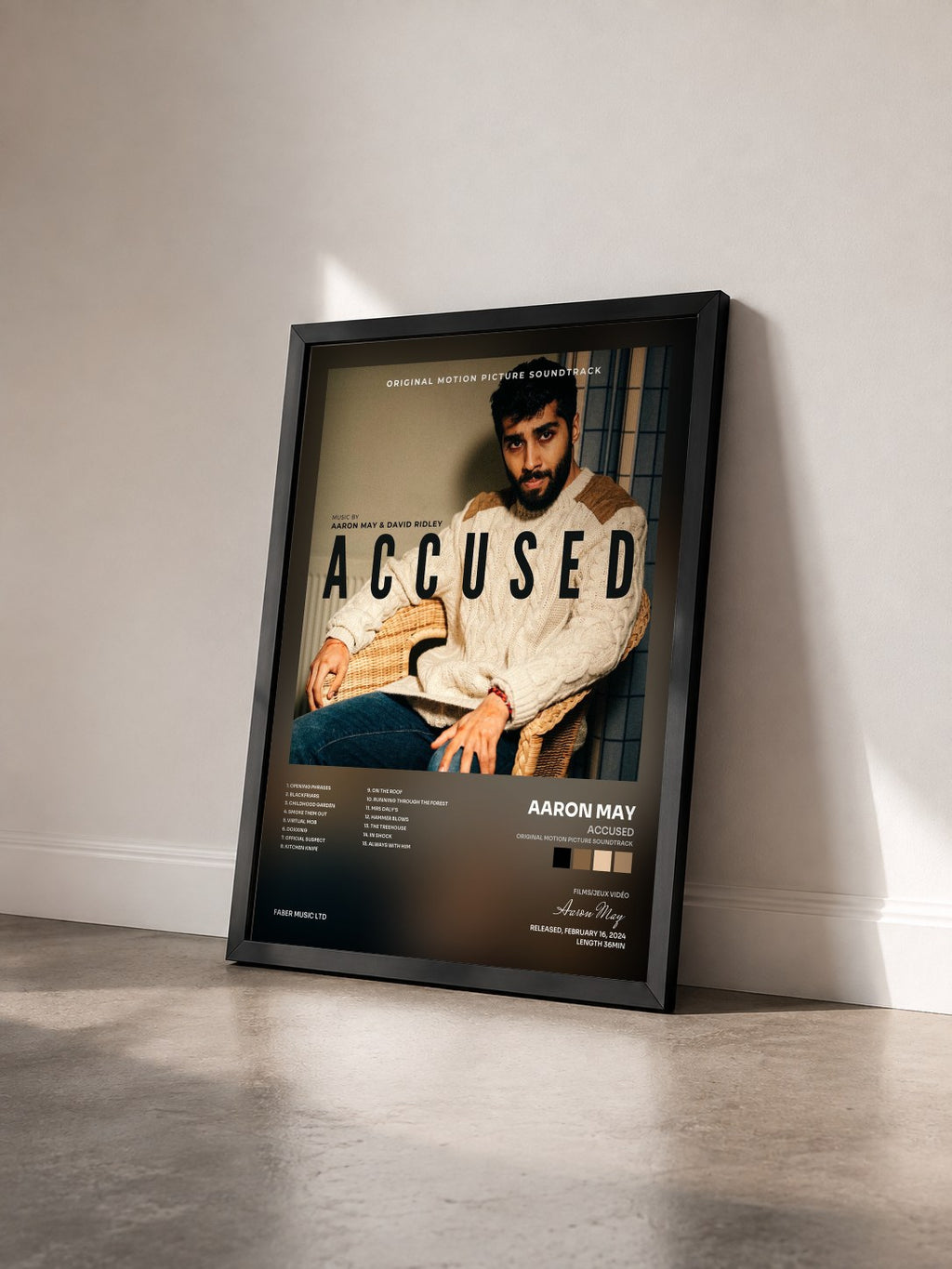 #noir Tableau de l'album Accused (Original Motion Picture Soundtrack) de Aaron May vu de trois quarts, cadre noir