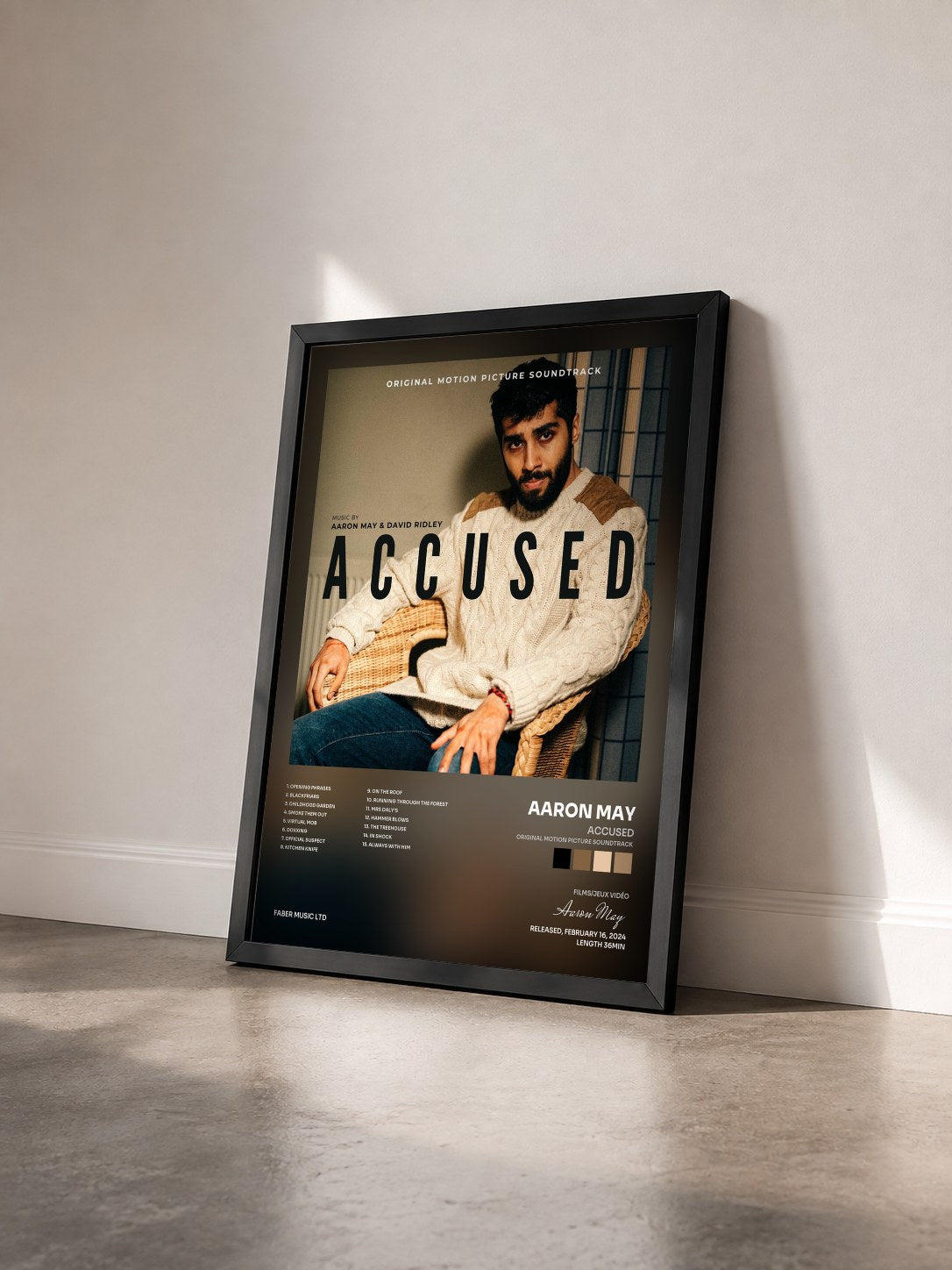#noir Tableau de l'album Accused (Original Motion Picture Soundtrack) de Aaron May vu de trois quarts, cadre noir