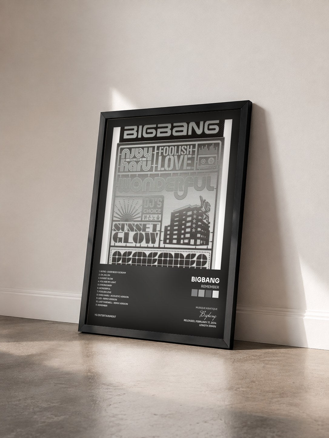 #noir Tableau de l'album Remember de Bigbang vu de trois quarts, cadre noir