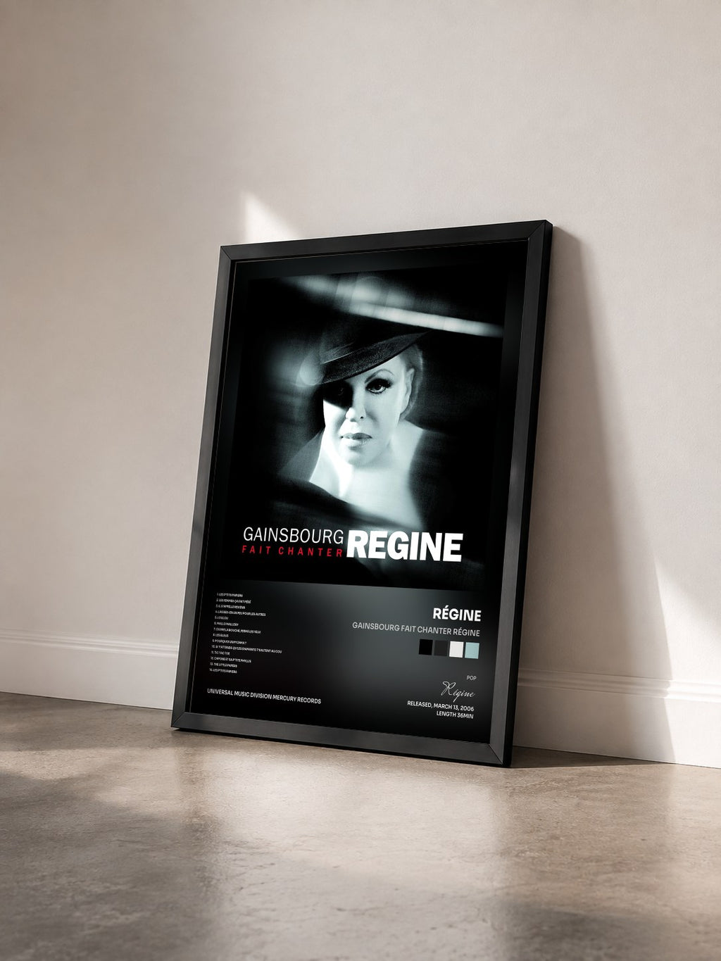 #noir Tableau de l'album Gainsbourg Fait Chanter Régine de Régine vu de trois quarts, cadre noir