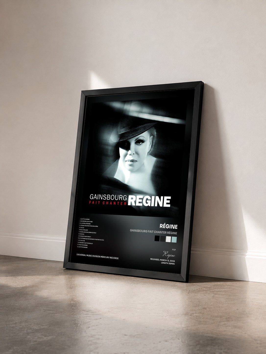#noir Tableau de l'album Gainsbourg Fait Chanter Régine de Régine vu de trois quarts, cadre noir