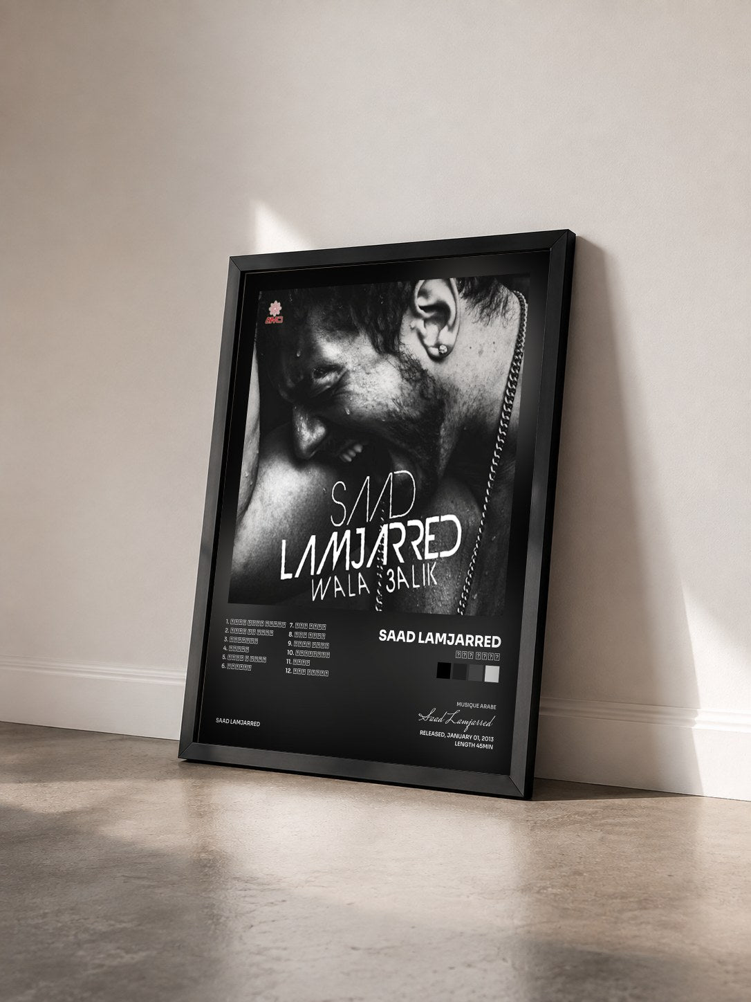 #noir Tableau de l'album ولا عليك de Saad Lamjarred vu de trois quarts, cadre noir