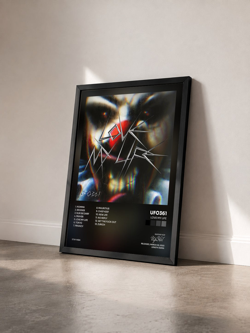 #noir Tableau de l'album LOVE MY LIFE de Ufo361 vu de trois quarts, cadre noir