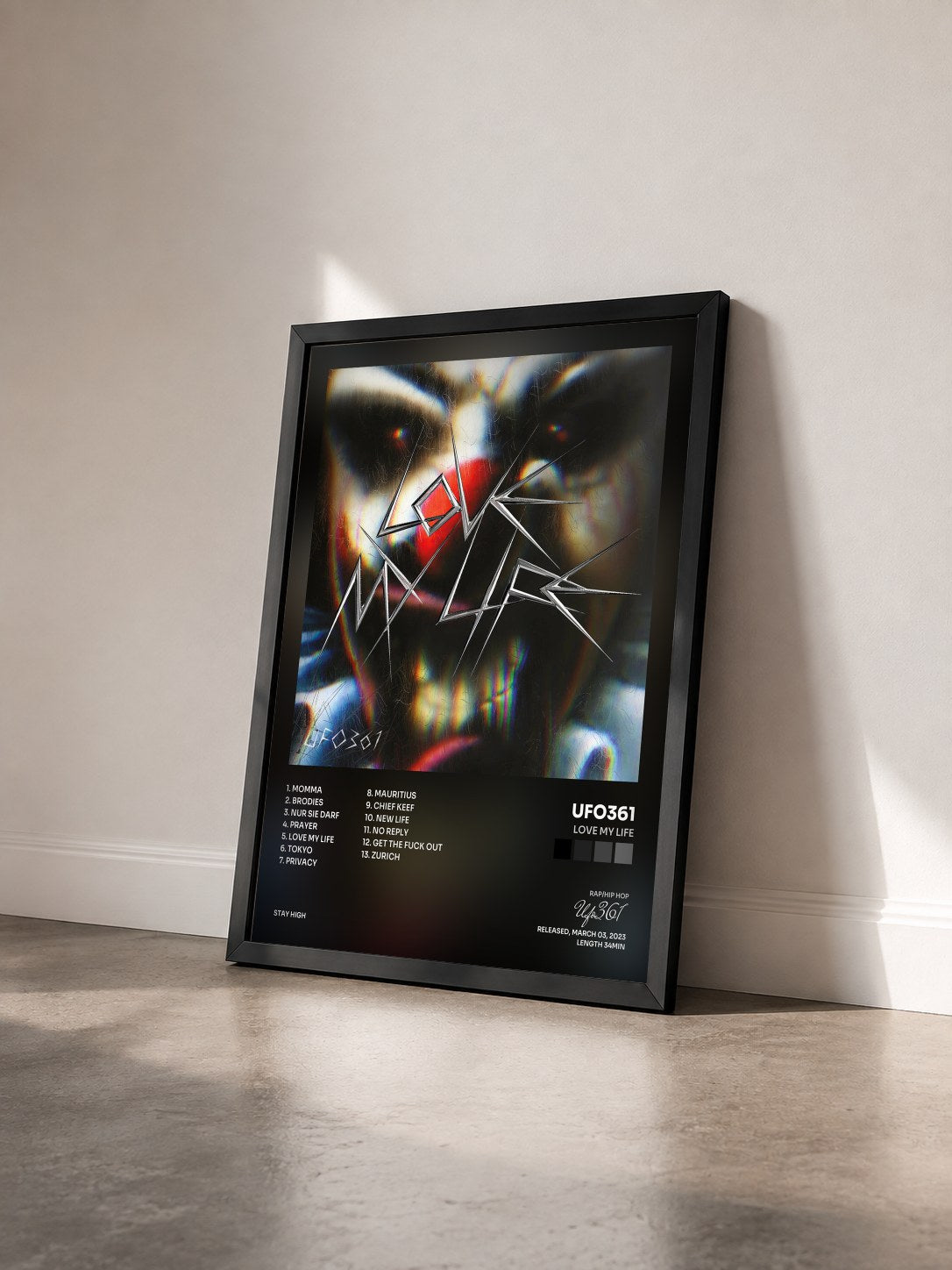 #noir Tableau de l'album LOVE MY LIFE de Ufo361 vu de trois quarts, cadre noir