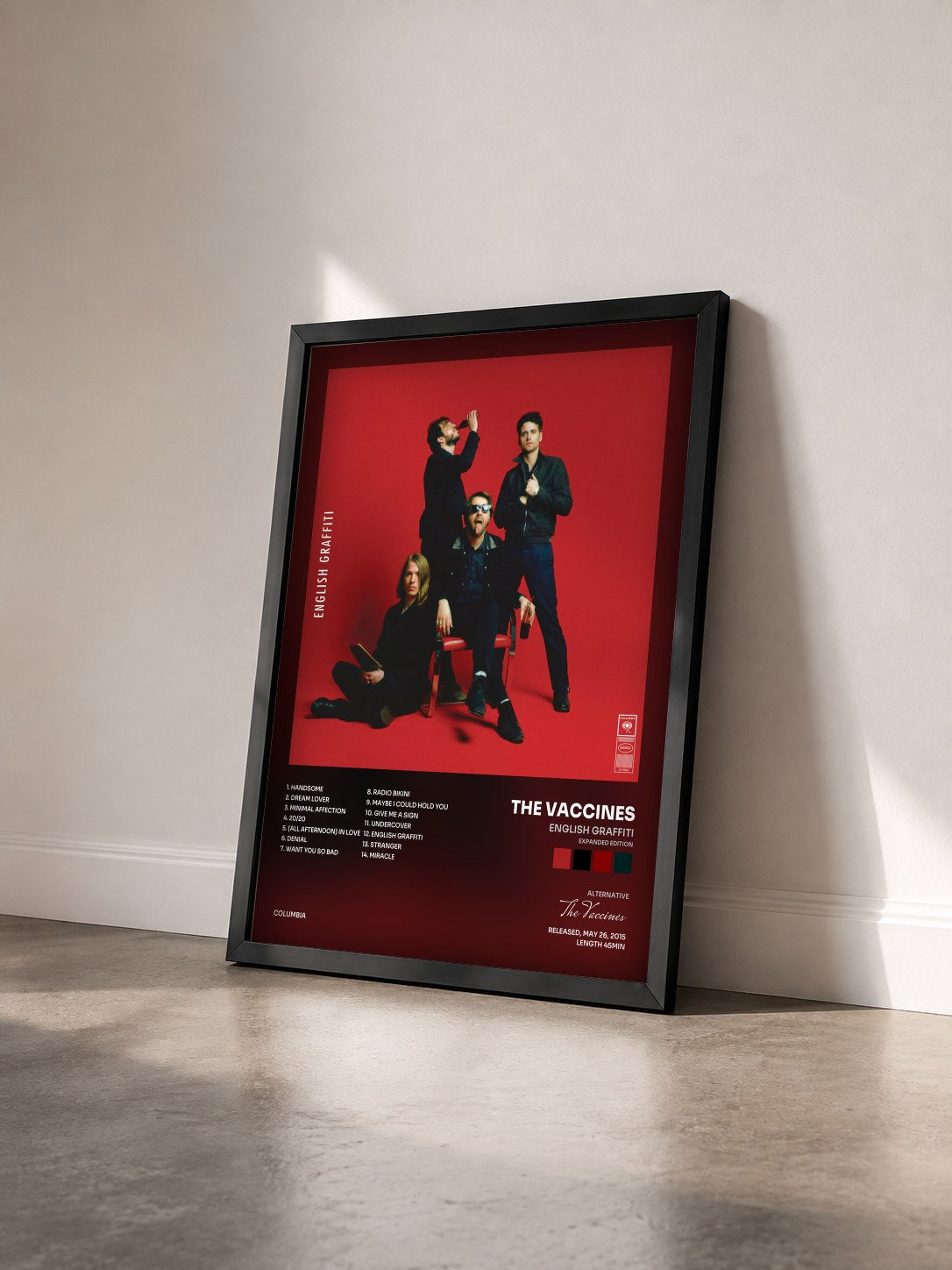 #noir Tableau de l'album English Graffiti (Expanded Edition) de The Vaccines vu de trois quarts, cadre noir