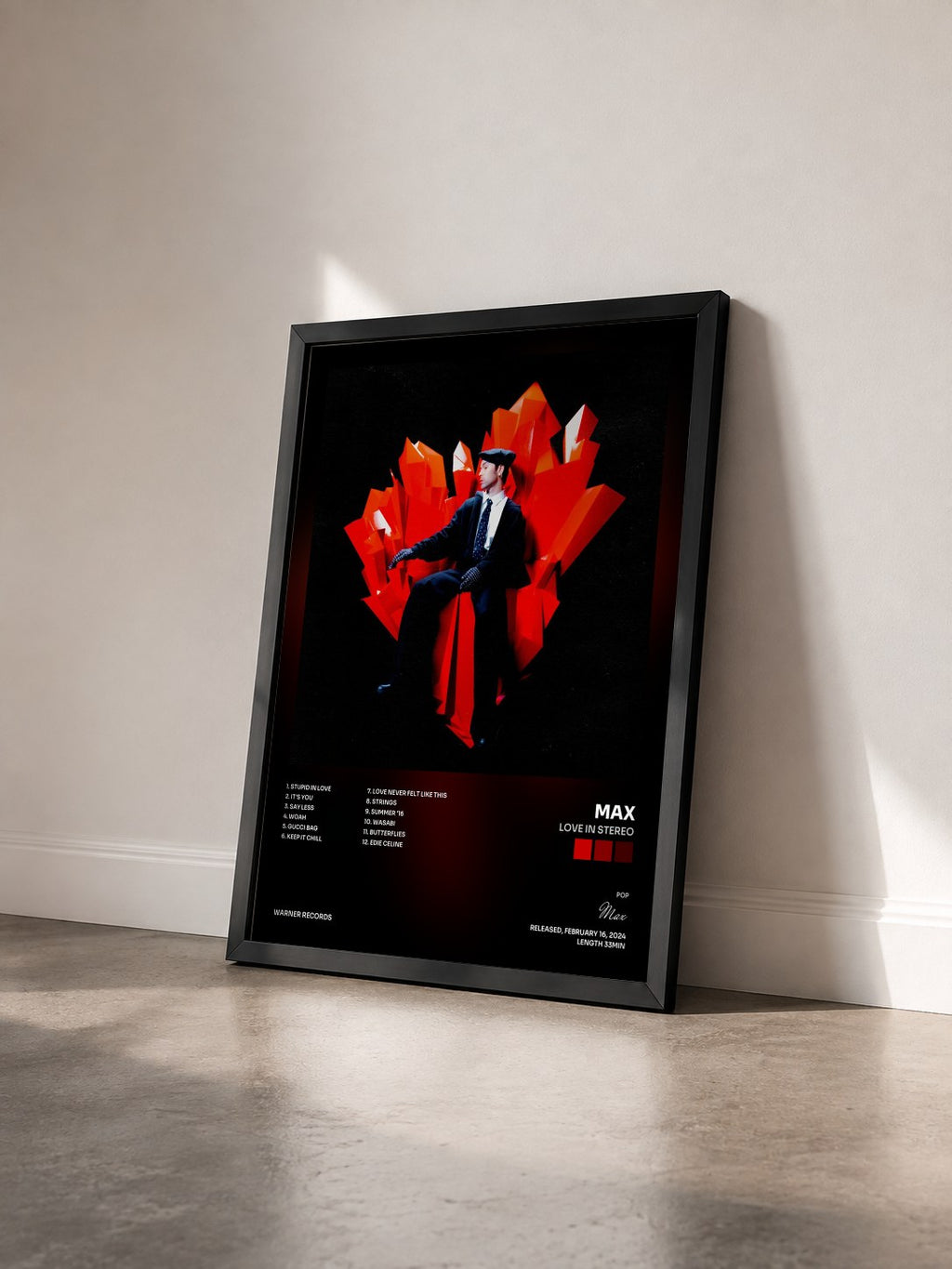 #noir Tableau de l'album LOVE IN STEREO de Max vu de trois quarts, cadre noir