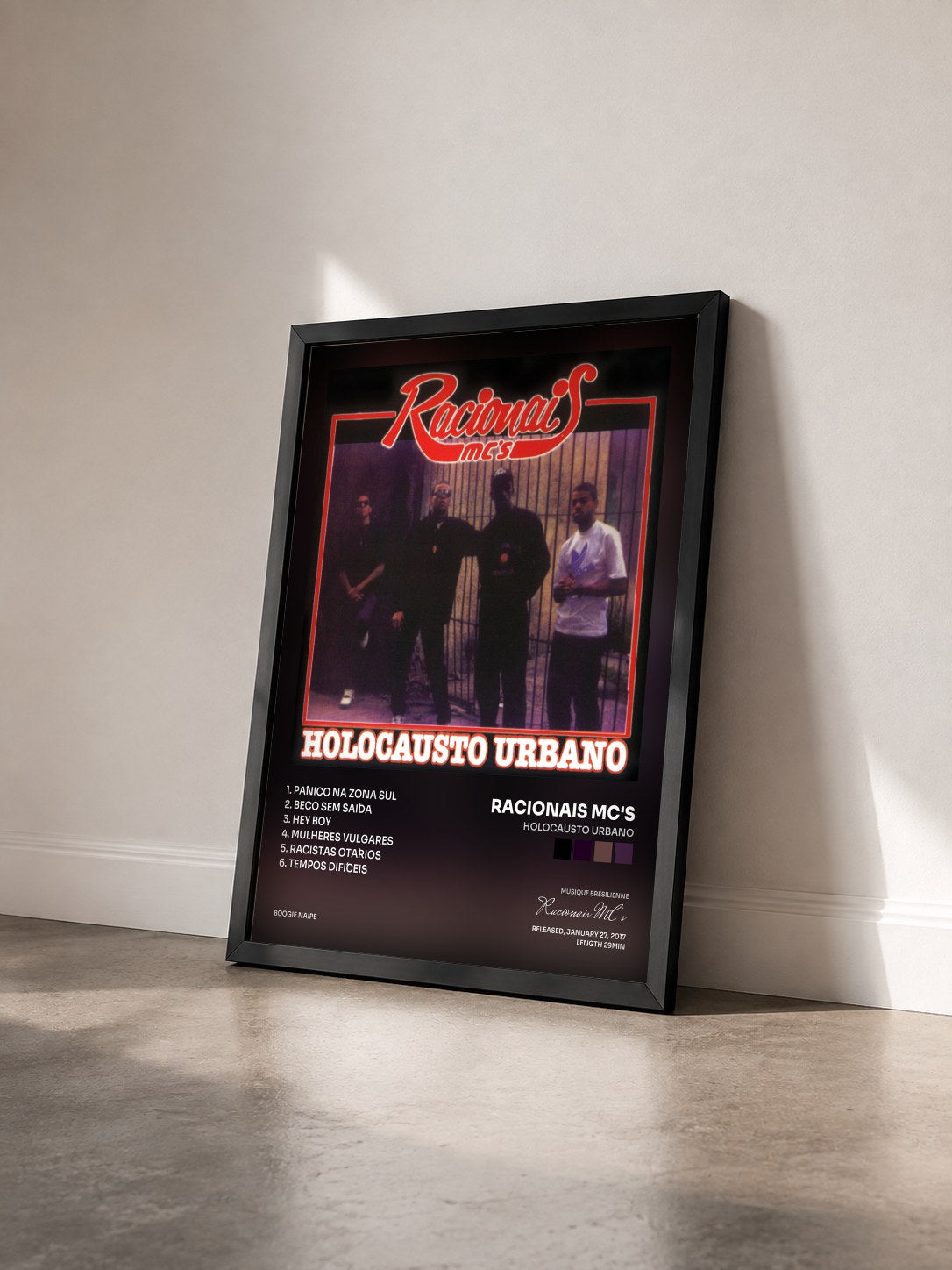 #noir Tableau de l'album Holocausto Urbano de Racionais MC's vu de trois quarts, cadre noir