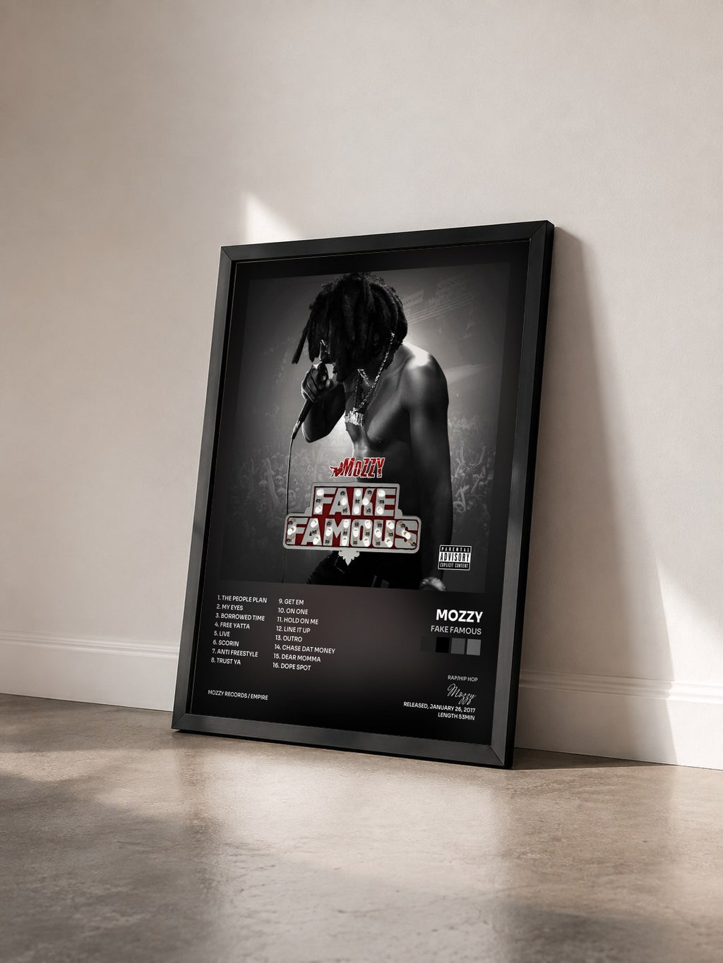 #noir Tableau de l'album Fake Famous de Mozzy vu de trois quarts, cadre noir