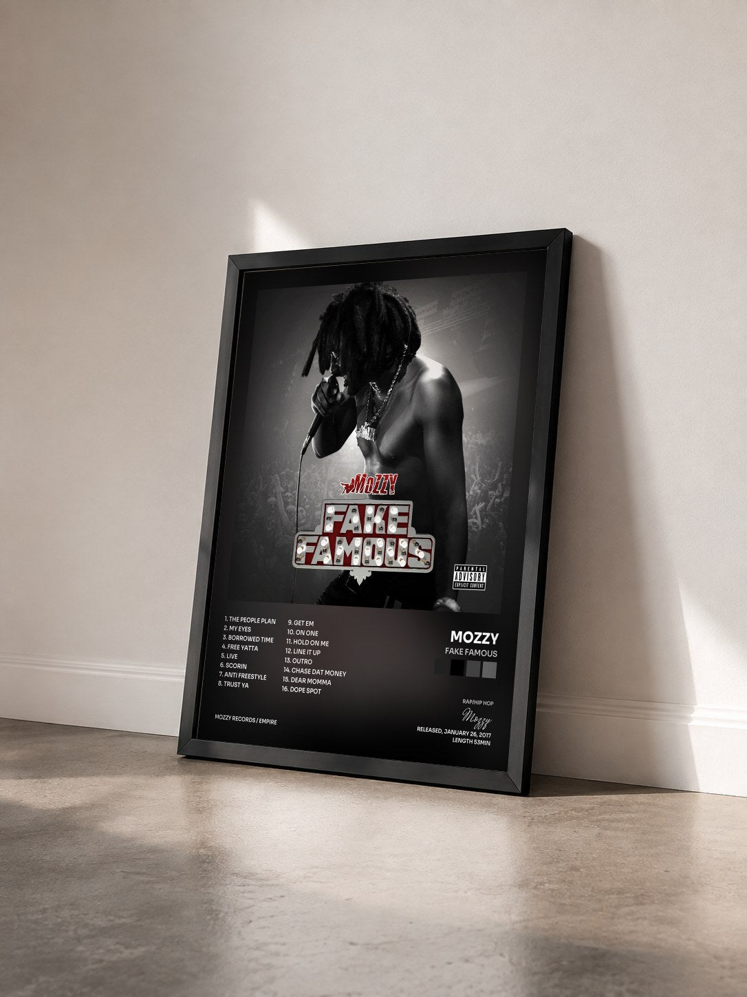 #noir Tableau de l'album Fake Famous de Mozzy vu de trois quarts, cadre noir