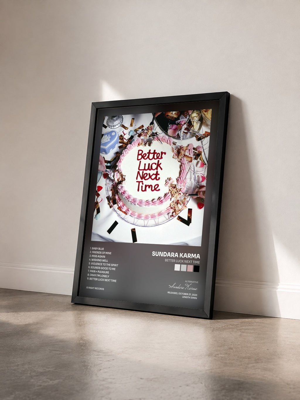 #noir Tableau de l'album Better Luck Next Time de Sundara Karma vu de trois quarts, cadre noir