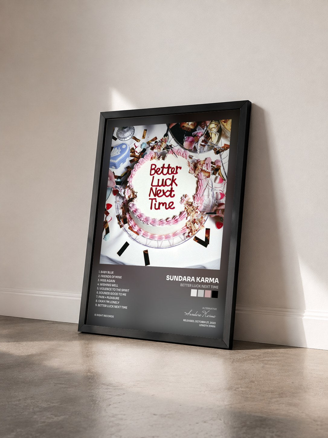 #noir Tableau de l'album Better Luck Next Time de Sundara Karma vu de trois quarts, cadre noir