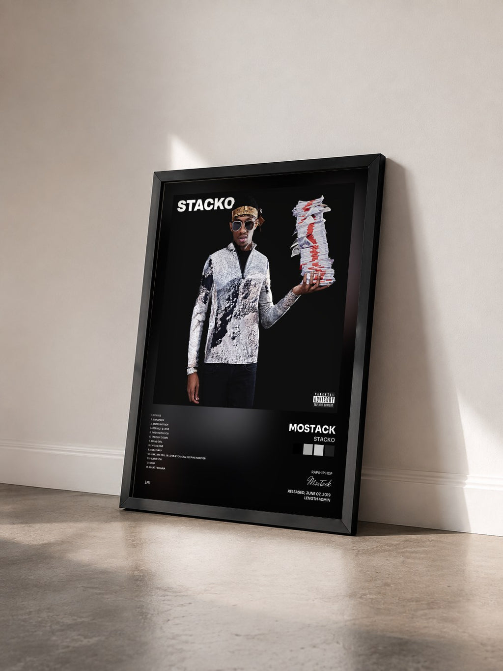 #noir Tableau de l'album Stacko de Mostack vu de trois quarts, cadre noir