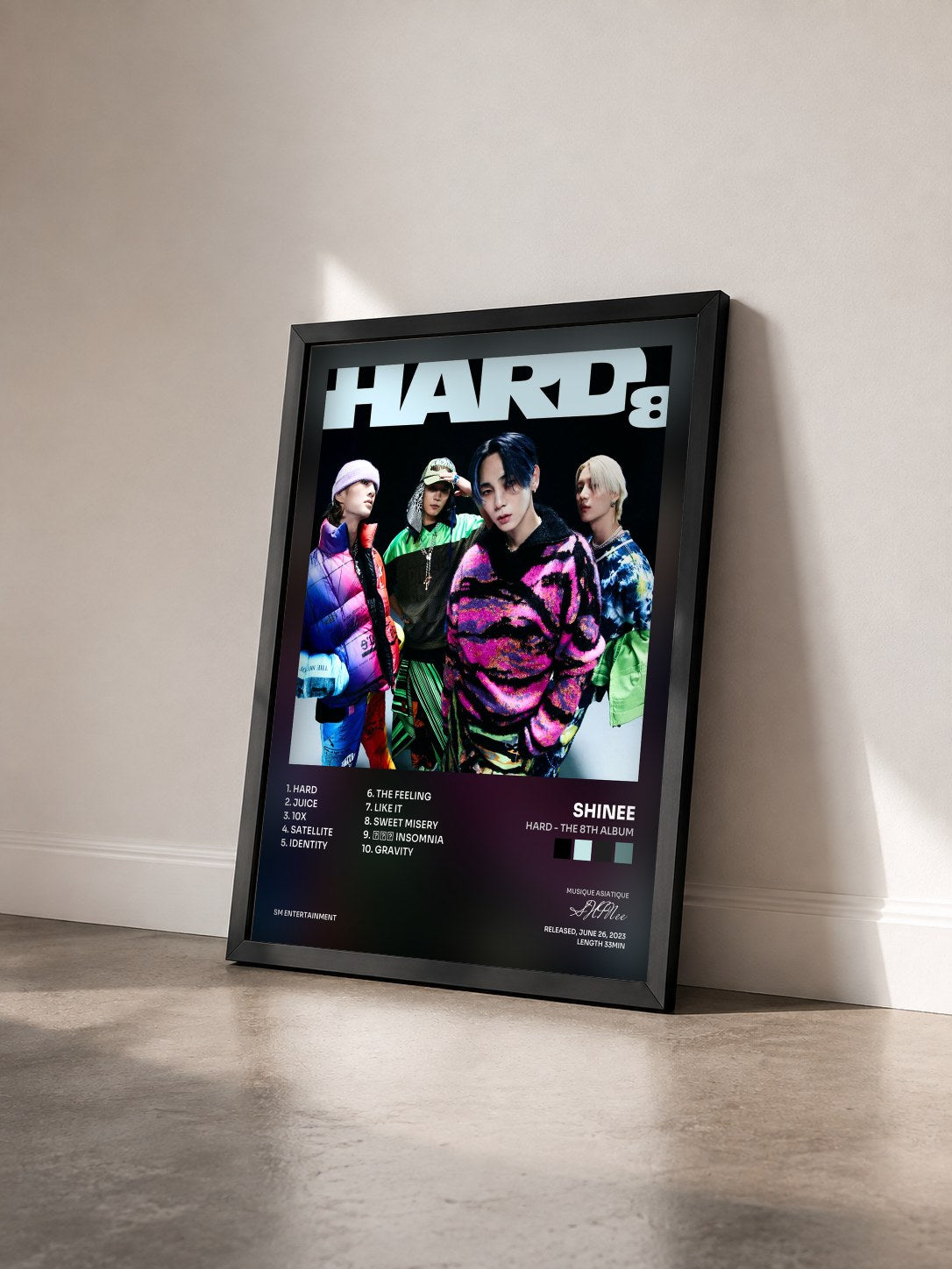 #noir Tableau de l'album HARD - The 8th Album de SHINee vu de trois quarts, cadre noir