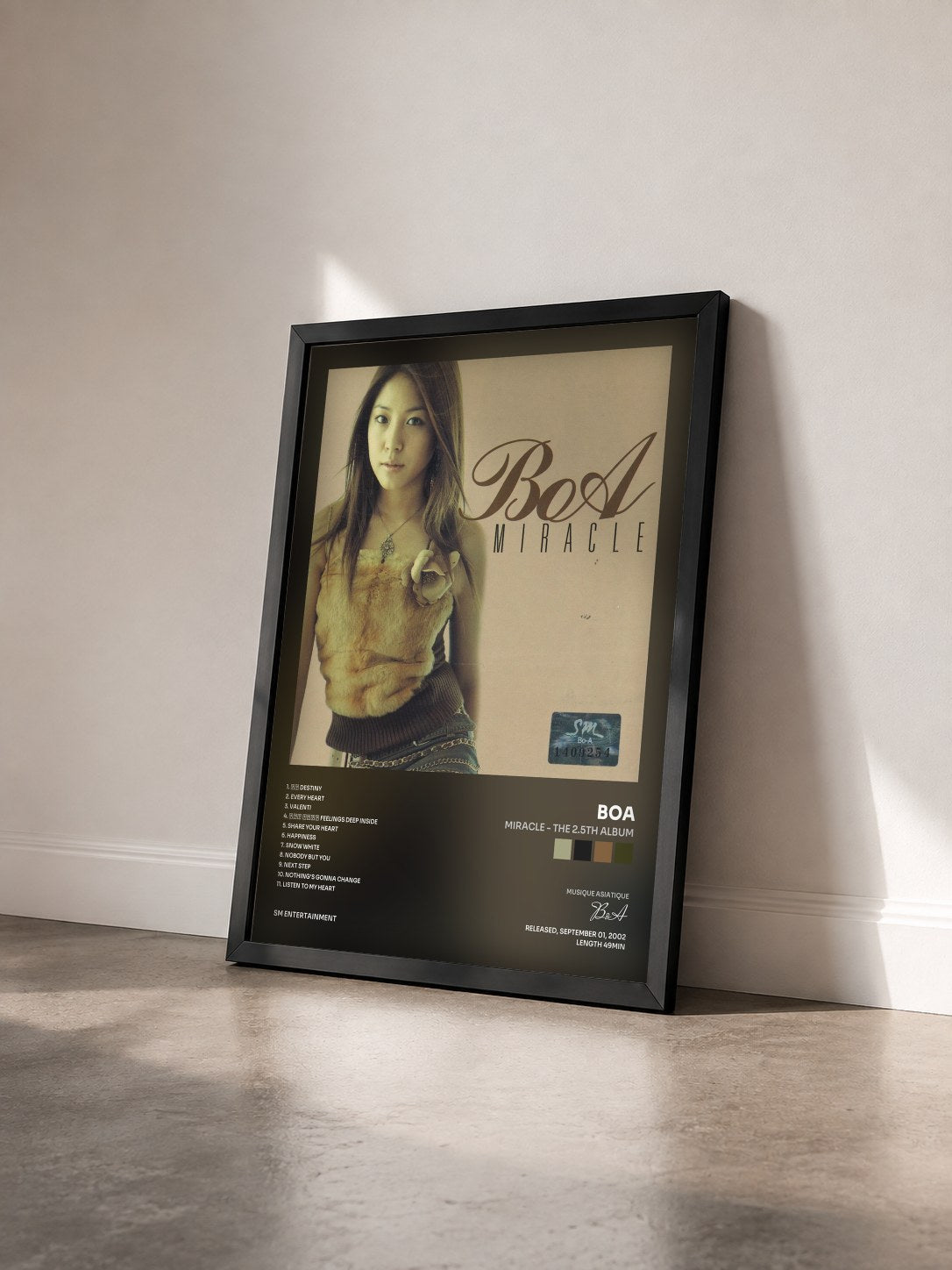 #noir Tableau de l'album MIRACLE - The 2.5th Album de BoA vu de trois quarts, cadre noir