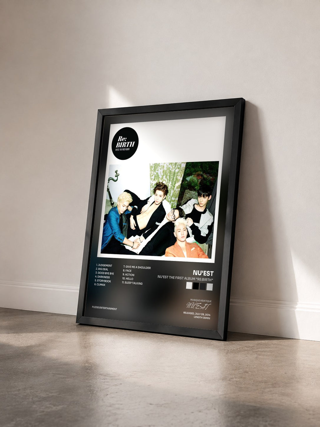 #noir Tableau de l'album NU'EST The First Album "Re:BIRTH" de NU'EST vu de trois quarts, cadre noir