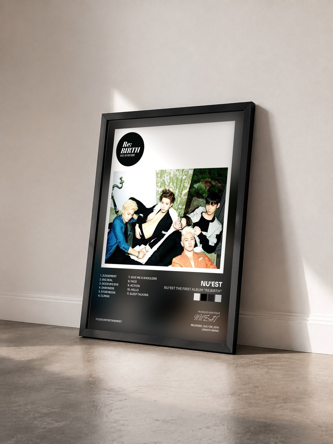 #noir Tableau de l'album NU'EST The First Album "Re:BIRTH" de NU'EST vu de trois quarts, cadre noir