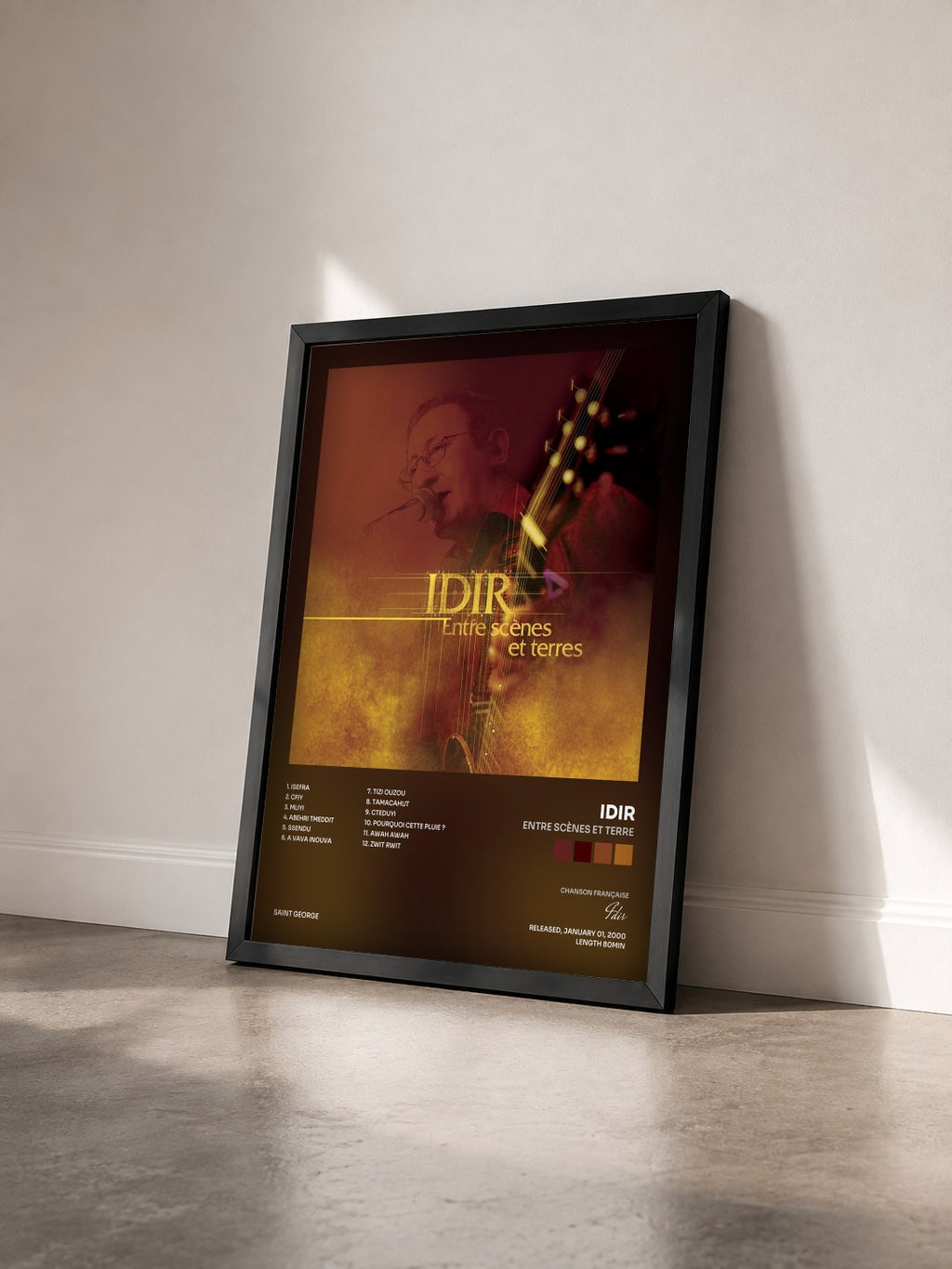 #noir Tableau de l'album Entre scènes et terre de Idir vu de trois quarts, cadre noir