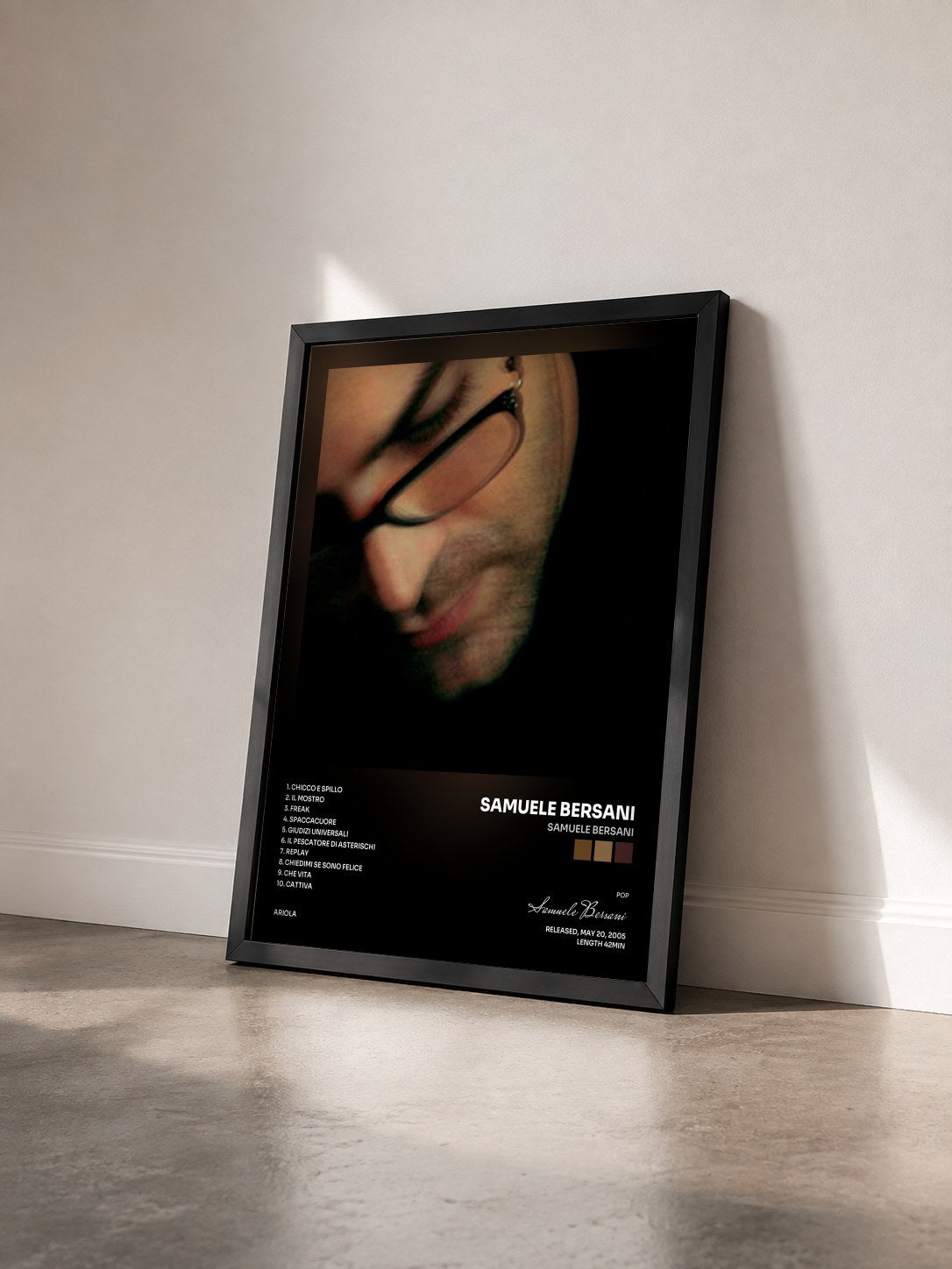 #noir Tableau de l'album Samuele Bersani de Samuele Bersani vu de trois quarts, cadre noir