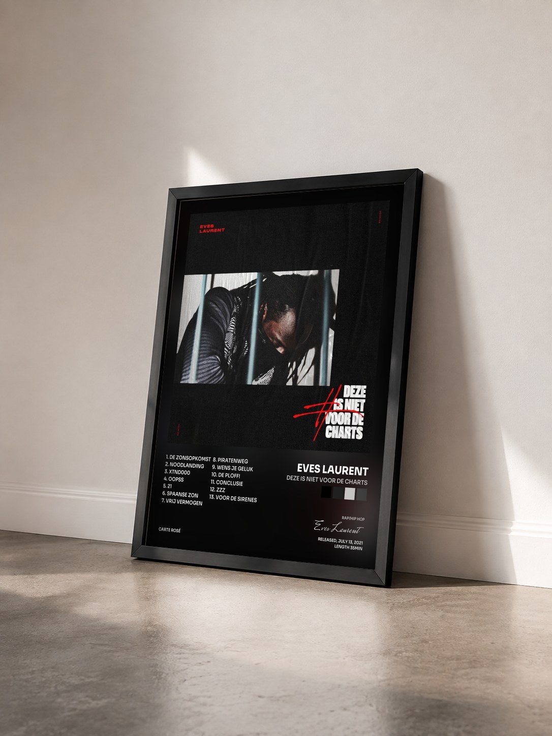 #noir Tableau de l'album Deze Is Niet Voor De Charts de Eves Laurent vu de trois quarts, cadre noir