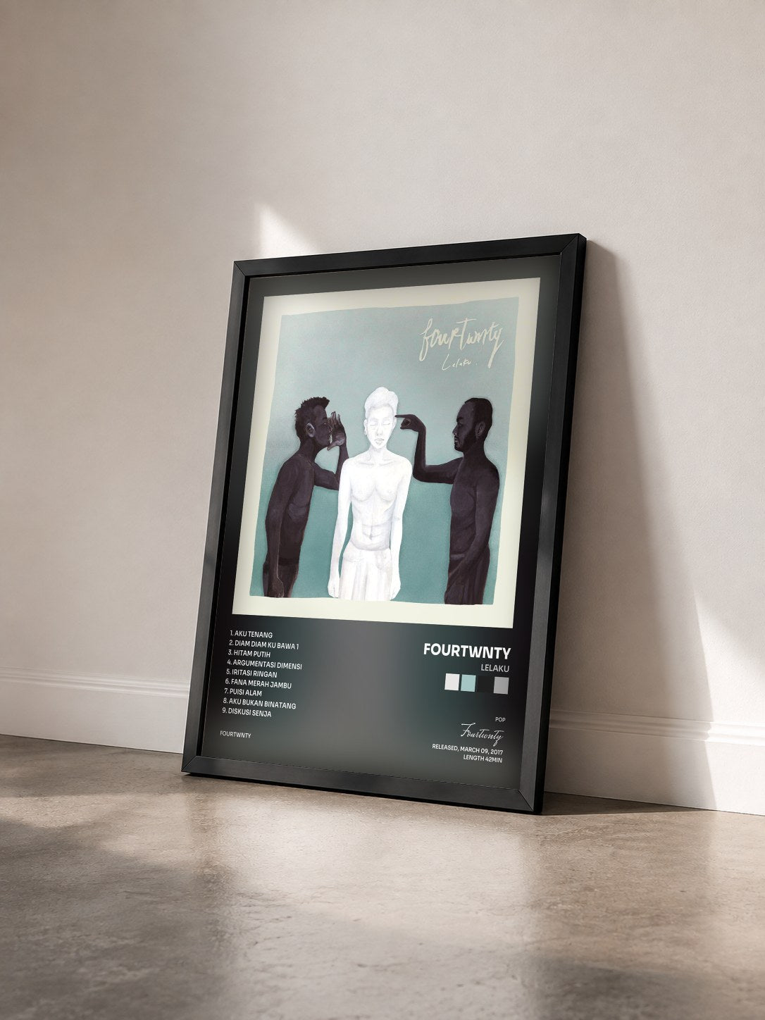 #noir Tableau de l'album Lelaku de Fourtwnty vu de trois quarts, cadre noir