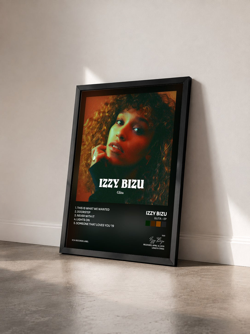 #noir Tableau de l'album GLITA - EP de Izzy Bizu vu de trois quarts, cadre noir
