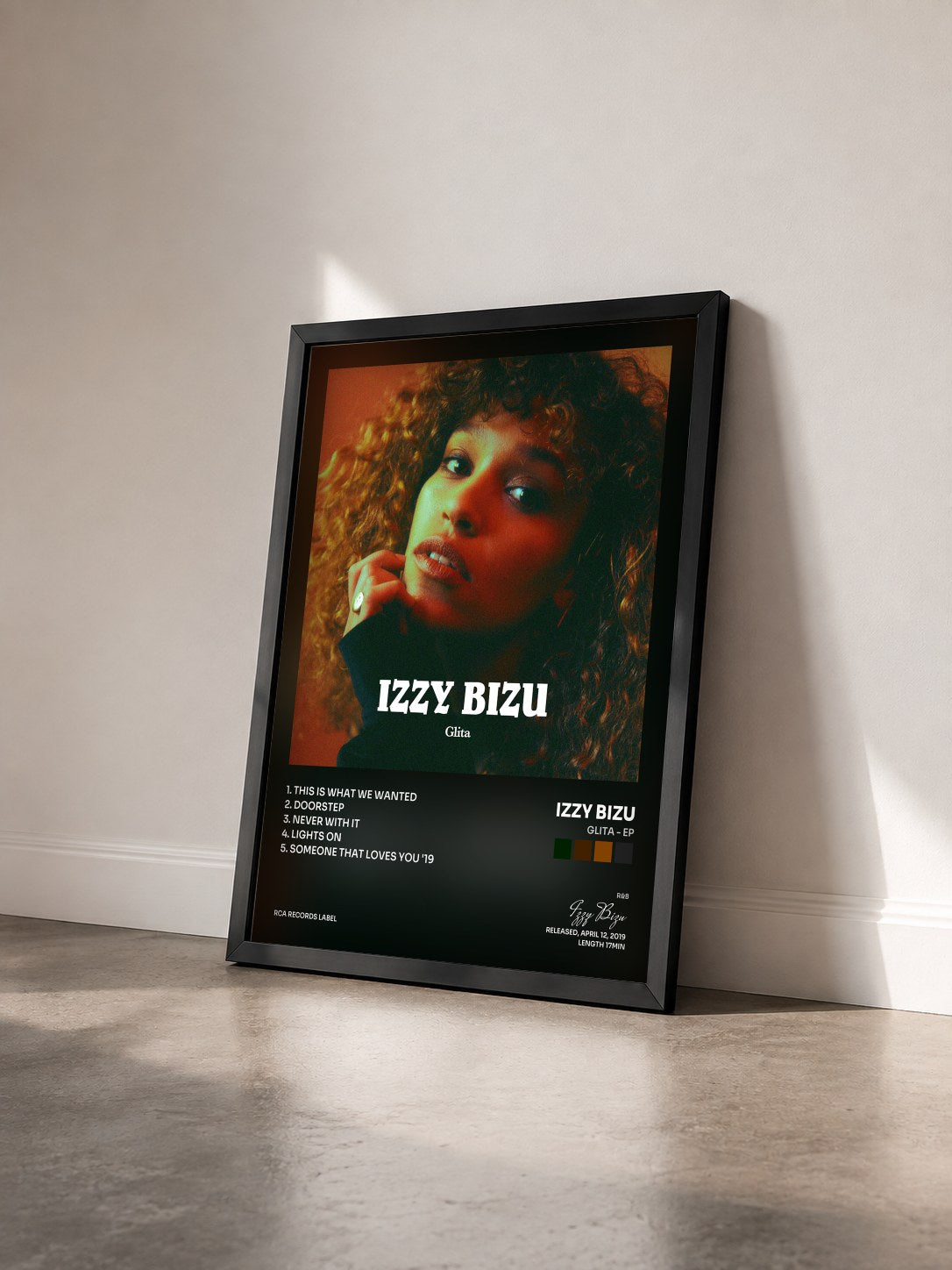 #noir Tableau de l'album GLITA - EP de Izzy Bizu vu de trois quarts, cadre noir