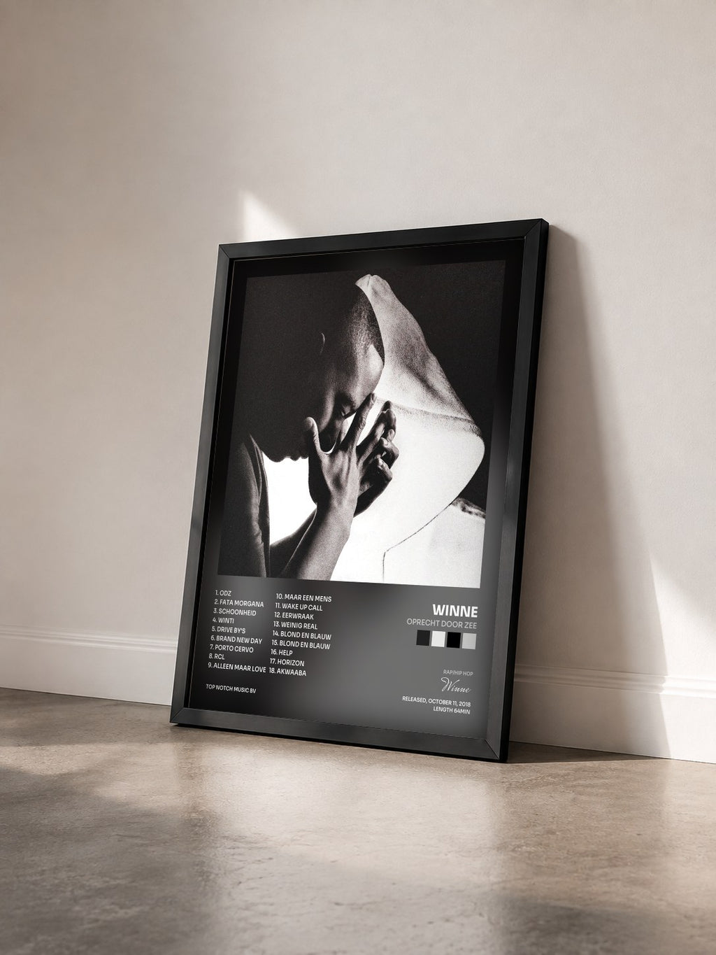 #noir Tableau de l'album Oprecht Door Zee de Winne vu de trois quarts, cadre noir