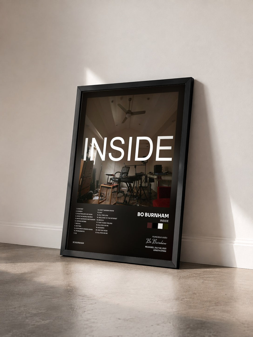 #noir Tableau de l'album INSIDE de Bo Burnham vu de trois quarts, cadre noir