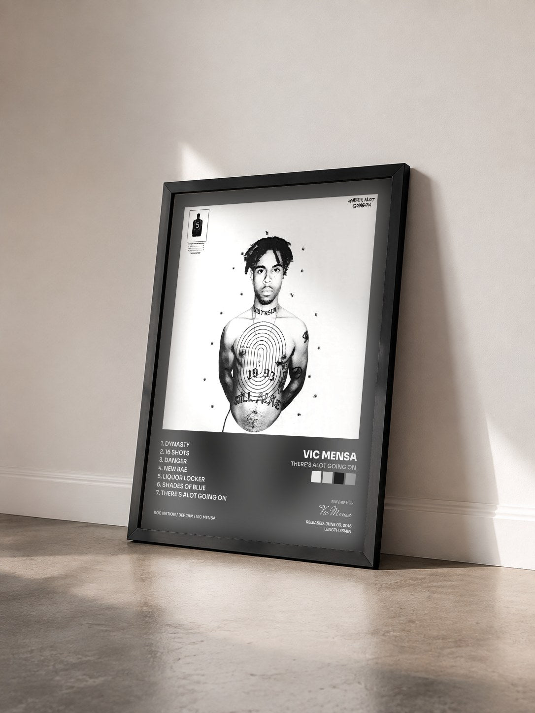 #noir Tableau de l'album There's Alot Going On de Vic Mensa vu de trois quarts, cadre noir
