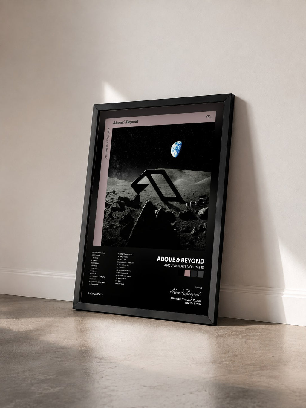 #noir Tableau de l'album Anjunabeats Volume 13 de Above & Beyond vu de trois quarts, cadre noir