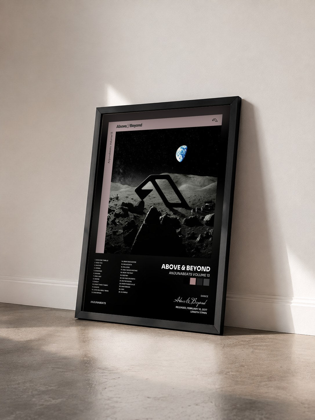 #noir Tableau de l'album Anjunabeats Volume 13 de Above & Beyond vu de trois quarts, cadre noir