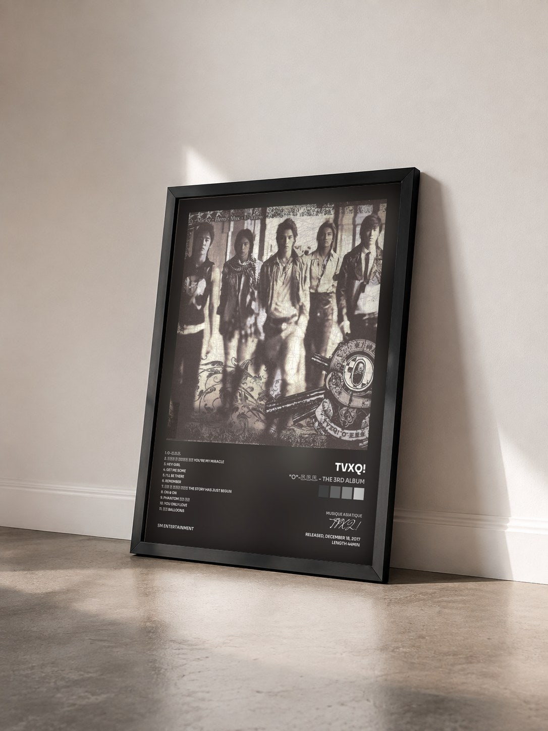 #noir Tableau de l'album "O"-正.反.合. - The 3rd Album de TVXQ! vu de trois quarts, cadre noir
